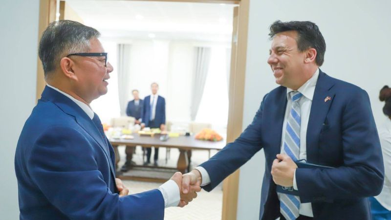 Ông Scott Schelble bàn cách chống lừa đảo cùng Campuchia ngày 4/2 vừa qua