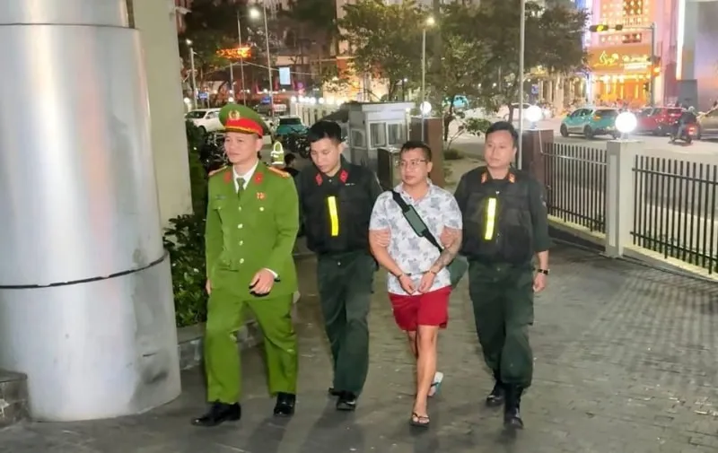 Vũ Tuấn Đạt được di lý về trụ sở Công an TP. Huế sau khi bị bắt giữ tại TP.HCM