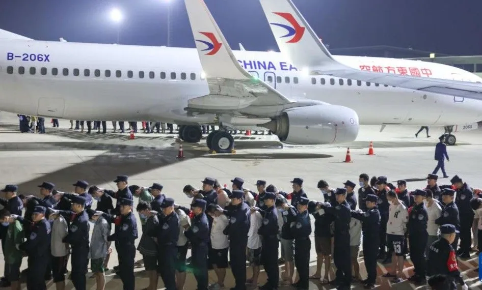 Nhóm nghi phạm người Trung Quốc liên quan đến hành vi lừa đảo bị áp giải về nước qua cửa ngõ sân bay Phnom Penh vào ngày 13/4/2025