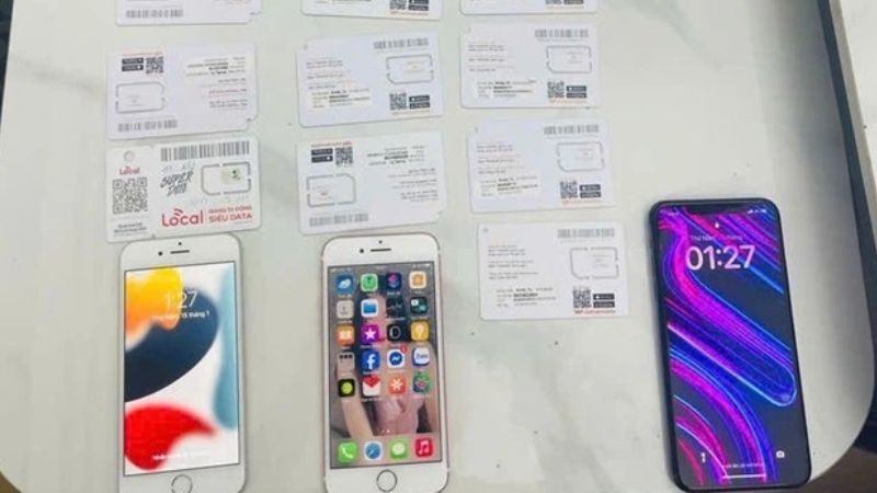 Hàng loạt thẻ ngân hàng rác và thiết bị công nghệ dùng để nhận tiền lừa đảo