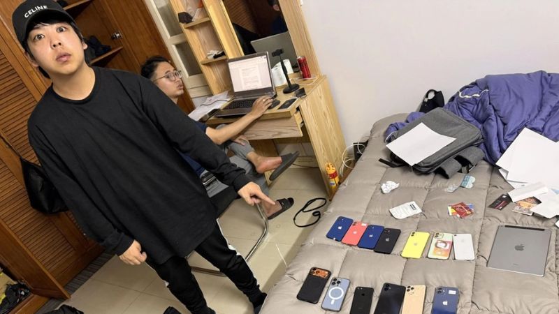 Tang vật gồm 65 điện thoại và 4 bộ cảnh phục Nhật Bản bị thu giữ tại hiện trường