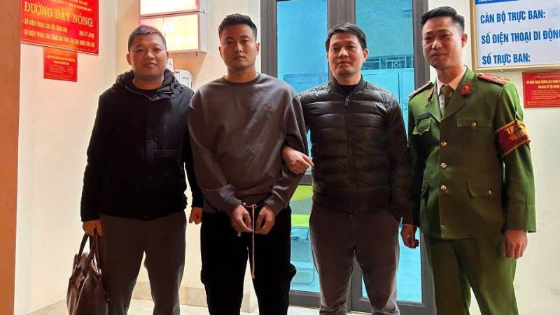 Đối tượng lừa đảo được công an bắt giữ để điều tra